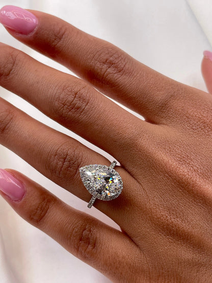 2.50 ct Pear Halo D-VVS Lab Grown Diamond Engagement Ring
